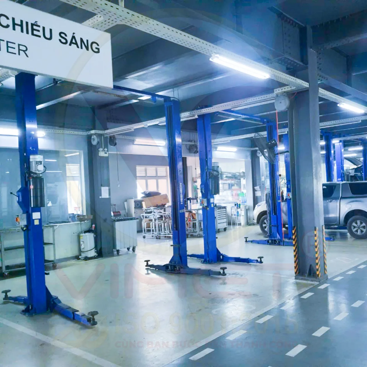 So sánh cầu nâng 2 trụ giằng trên và giằng dưới: Nên chọn loại nào?