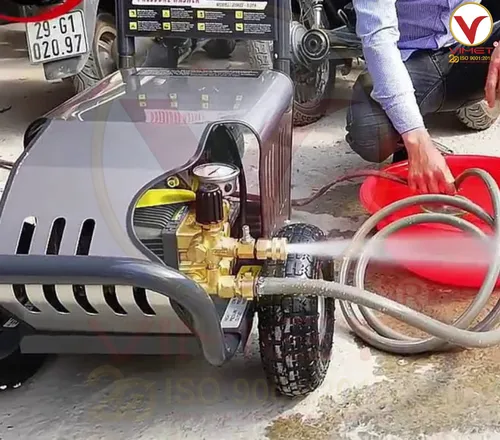 máy rửa xe cao áp